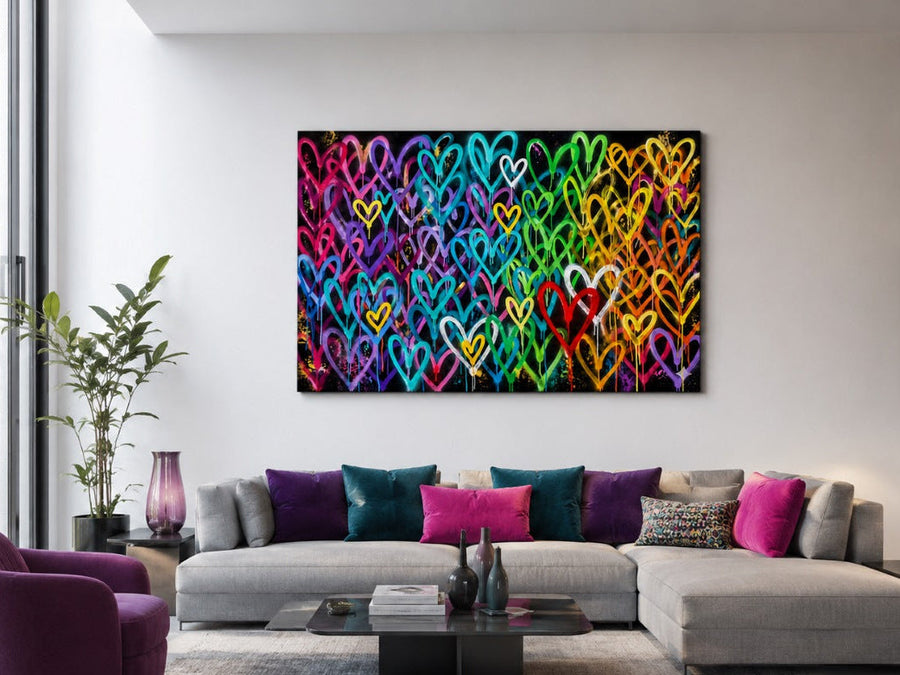tableau amour coloré au dessus d'un canapé gris