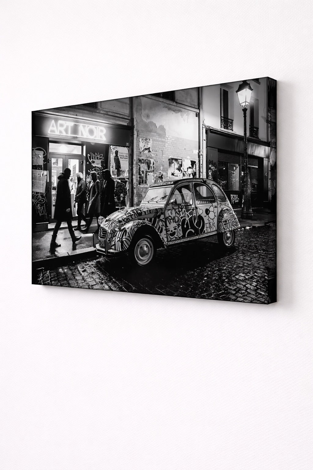 Détails graphiques et textures urbaines autour d’une 2CV iconique
