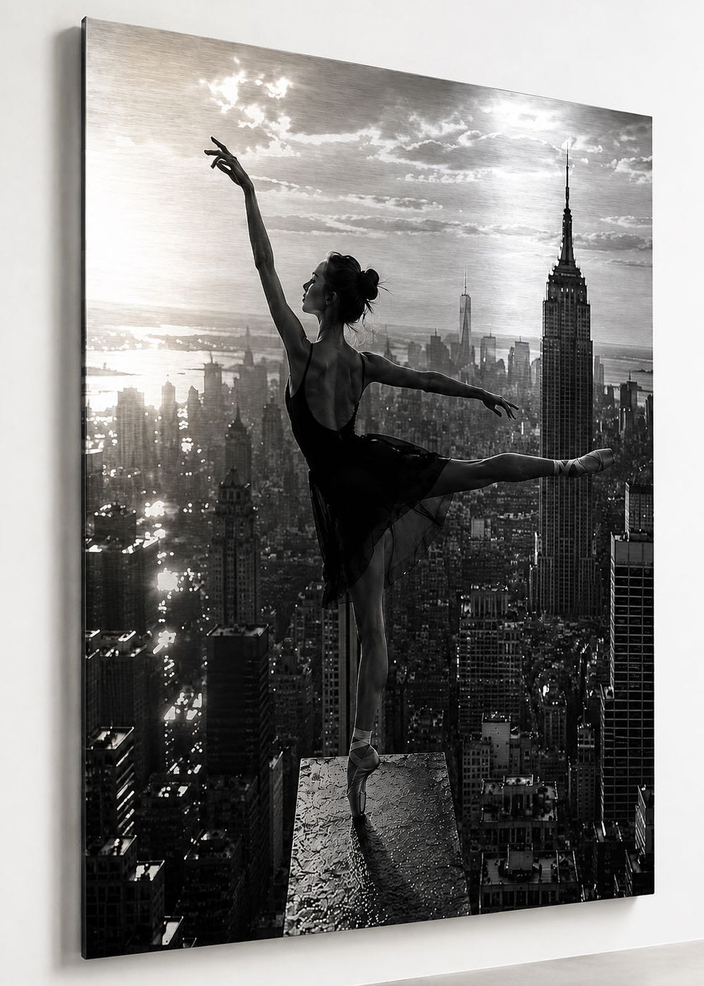 Tableau photographie Above Manhattan en version aluminium mettant en valeur la danseuse et la skyline de New York

