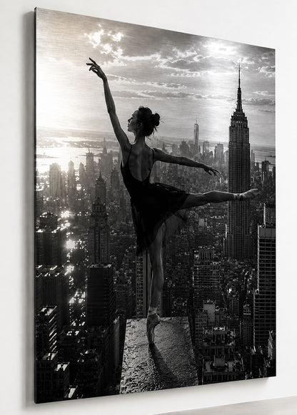 Tableau photographie Above Manhattan en version aluminium mettant en valeur la danseuse et la skyline de New York
