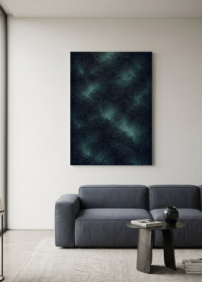 Tableau abstrait organique bleu installé dans un salon moderne ambiance design
