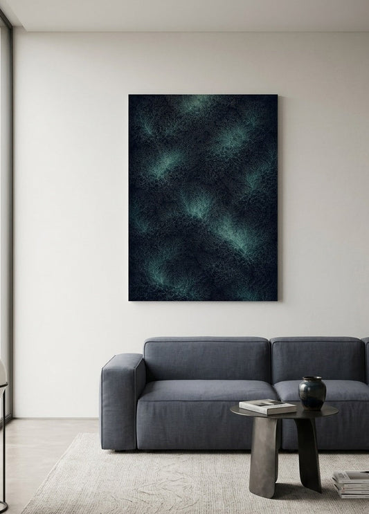 Tableau abstrait organique bleu installé dans un salon moderne ambiance design
