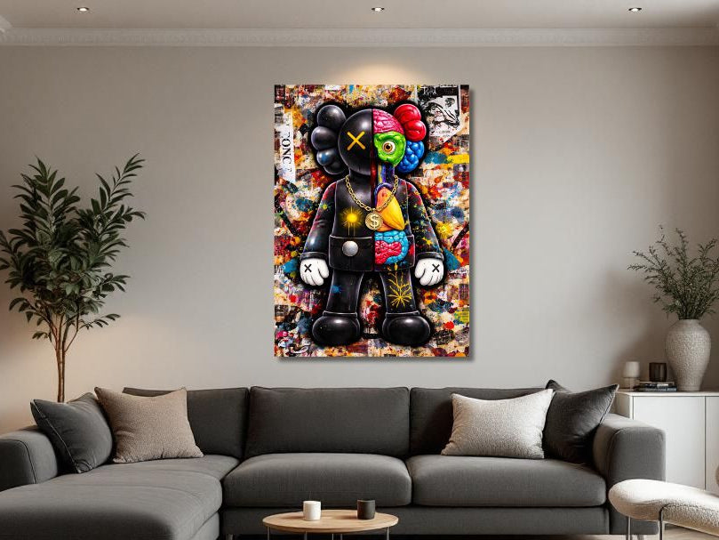Tableau street art anatomie Kaws dans un salon moderne décoration murale contemporaine design artistique
