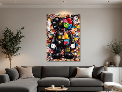 Tableau street art anatomie Kaws dans un salon moderne décoration murale contemporaine design artistique
