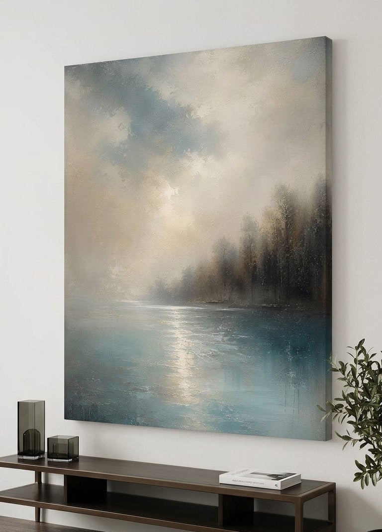 Tableau lac bleu beige avec reflets lumineux sur l’eau et forêt brumeuse, création paysagère contemporaine aux tons naturels
