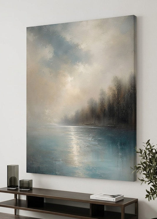 Tableau lac bleu beige avec reflets lumineux sur l’eau et forêt brumeuse, création paysagère contemporaine aux tons naturels
