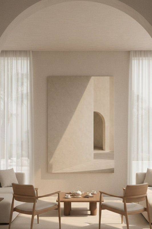 Tableau arche minimaliste accroché dans salon épuré ambiance méditerranéenne calme et contemplative
