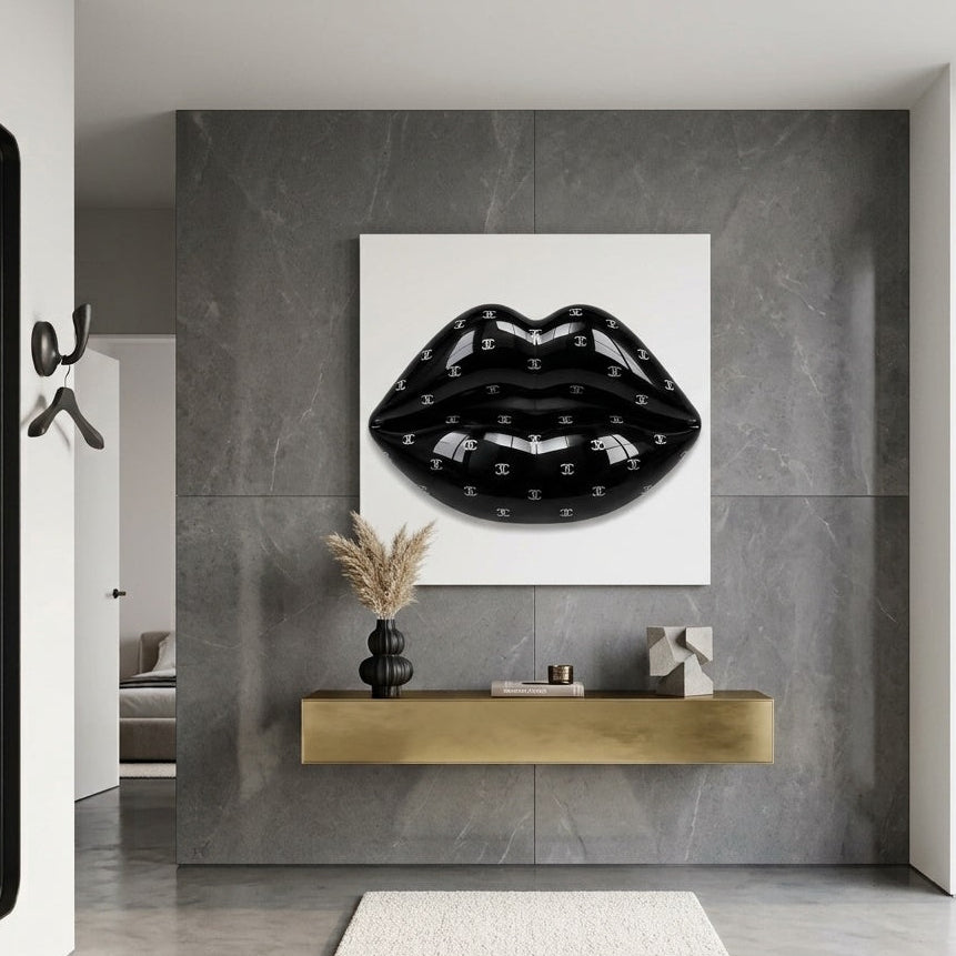 Tableau Black Kiss présenté en situation dans un salon contemporain noir et blanc
