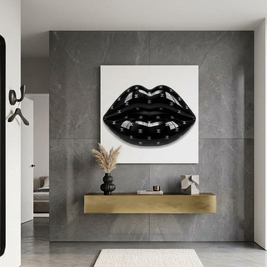 Tableau Black Kiss présenté en situation dans un salon contemporain noir et blanc
