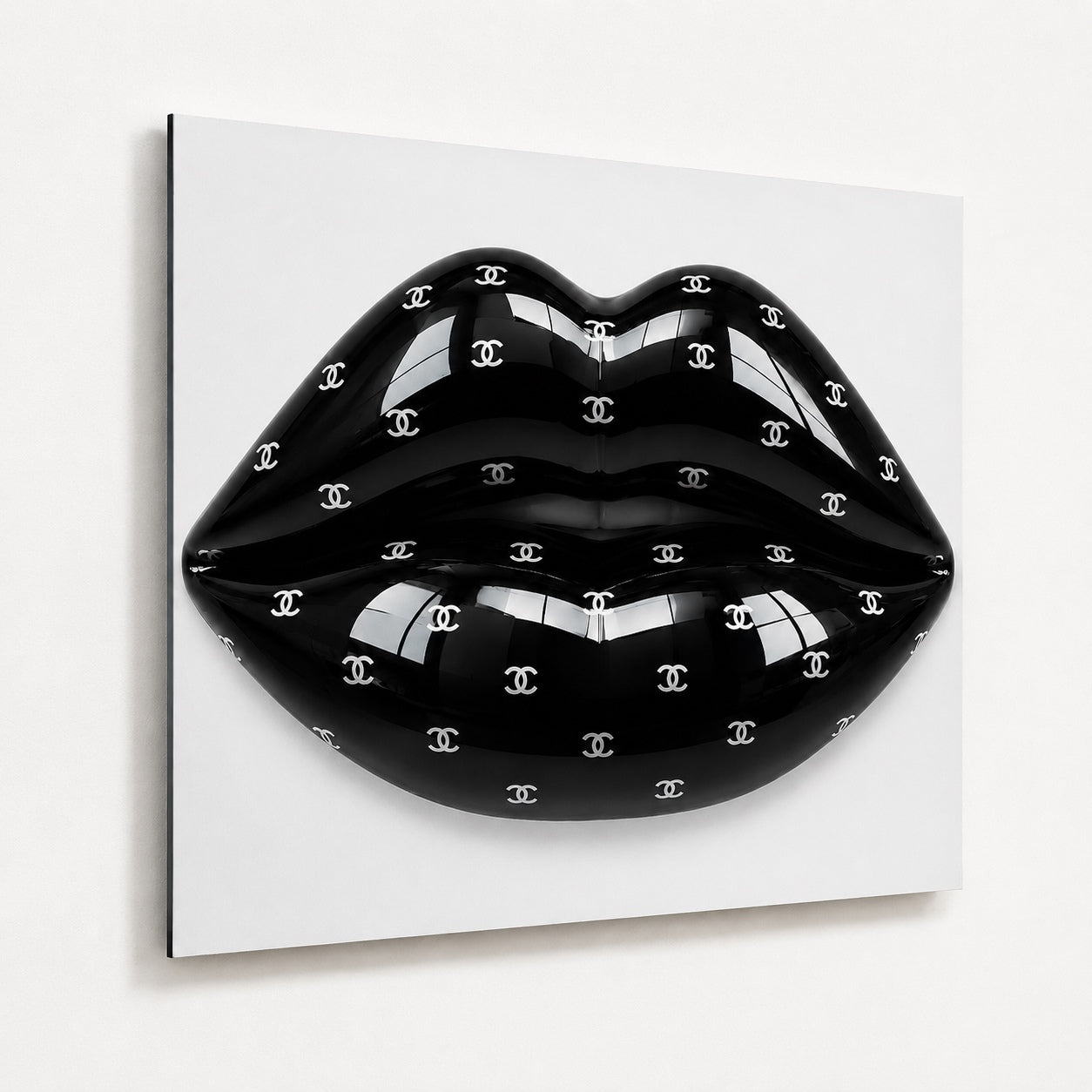 Tableau Black Kiss imprimé sur aluminium blanc avec fond blanc intégralement imprimé et bouche noire brillante
