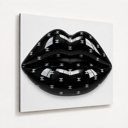Tableau Black Kiss imprimé sur aluminium blanc avec fond blanc intégralement imprimé et bouche noire brillante
