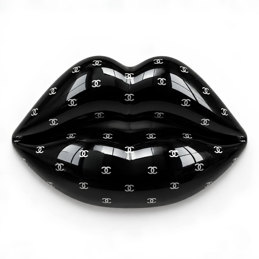 Tableau Black Kiss pleine page en gros plan représentant une bouche noire brillante aux motifs blancs

