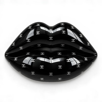 Tableau Black Kiss pleine page en gros plan représentant une bouche noire brillante aux motifs blancs
