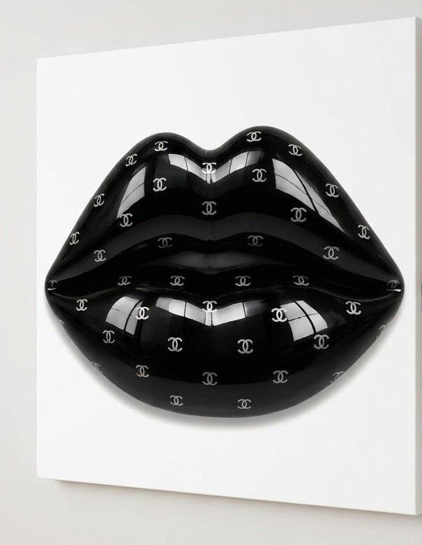 Tableau pop art Black Kiss sur châssis entoilé présenté légèrement de profil
