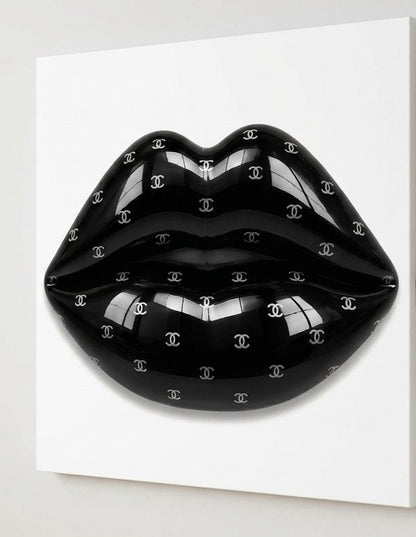 Tableau pop art Black Kiss sur châssis entoilé présenté légèrement de profil
