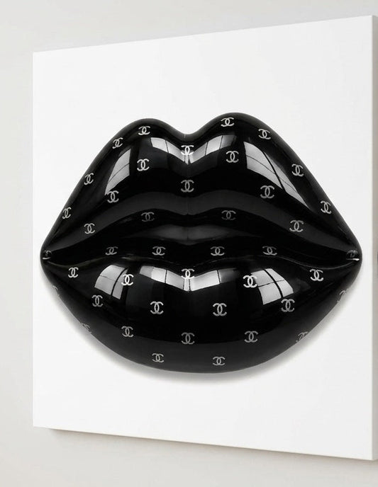 Tableau pop art Black Kiss sur châssis entoilé présenté légèrement de profil
