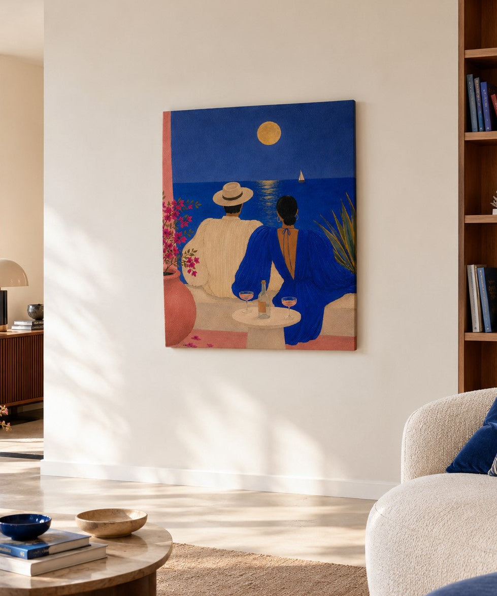 Tableau Blue Hour présenté en situation dans un salon contemporain aux inspirations méditerranéennes
