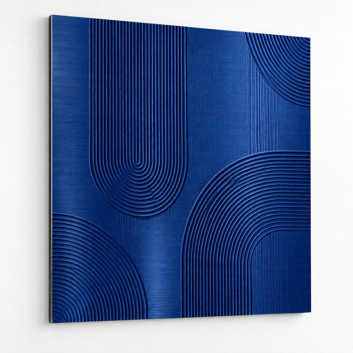 Tableau Blue Rhythm imprimé sur aluminium, composition abstraite bleu profond aux lignes et reliefs graphiques
