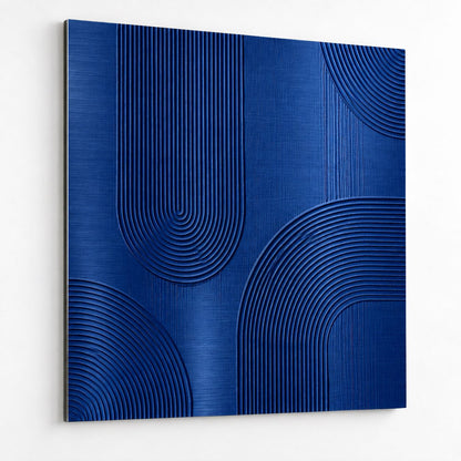 Tableau Blue Rhythm imprimé sur aluminium, composition abstraite bleu profond aux lignes et reliefs graphiques

