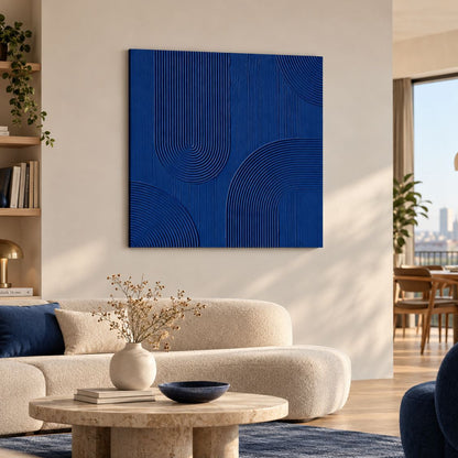 Tableau abstrait bleu Blue Rhythm installé dans un intérieur contemporain aux tons neutres
