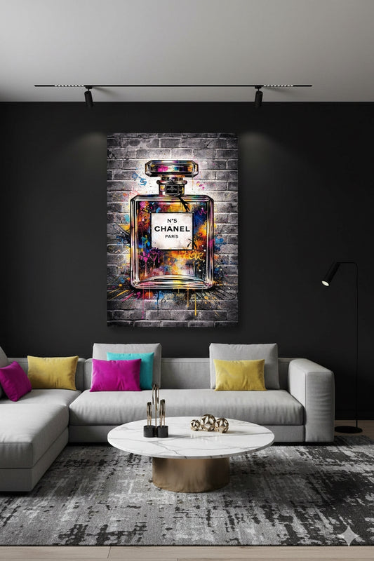Tableau Chanel N°5 pop art en situation dans un interieur moderne
