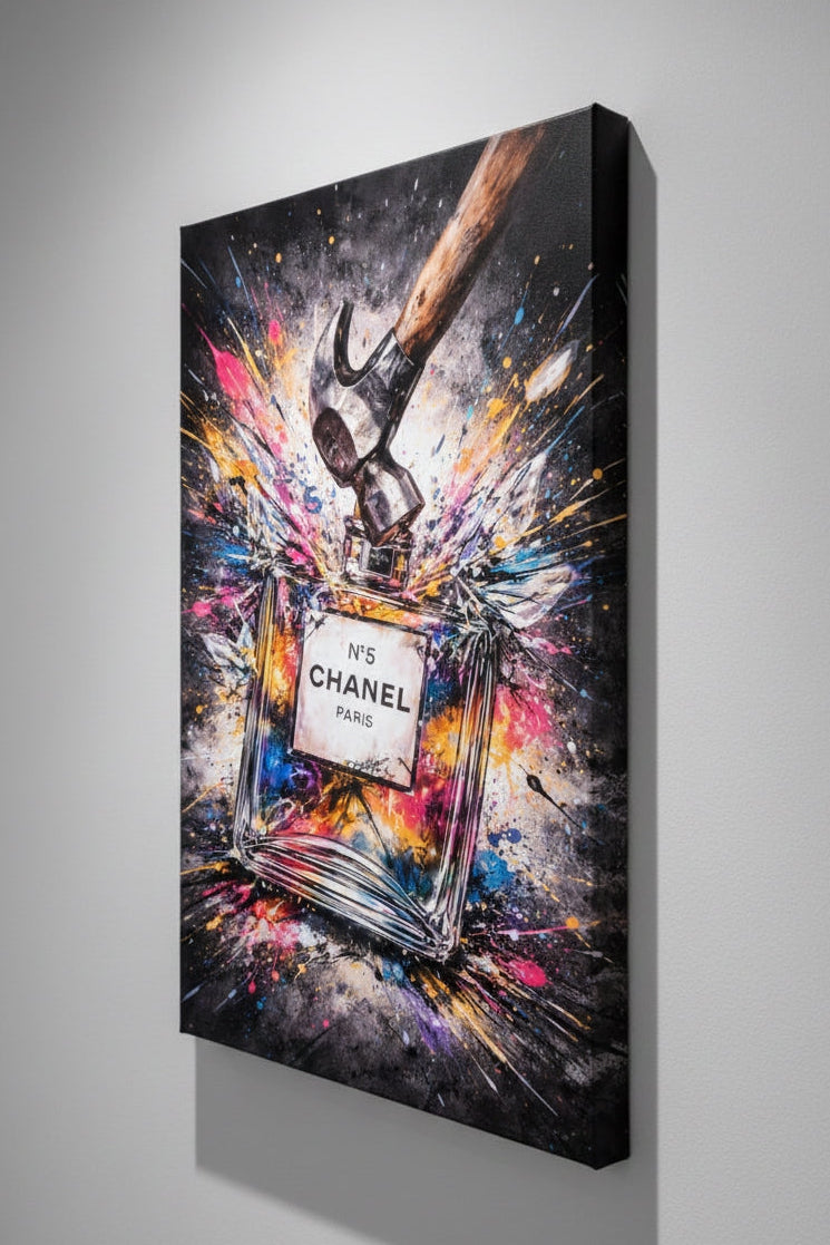 Tableau Chanel N°5 brisé vue de profil sur chassis entoilé
