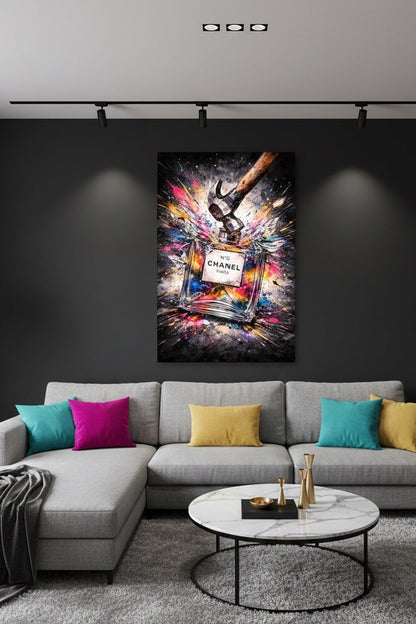 Tableau Chanel N°5 brisé en situation dans un intérieur moderne
