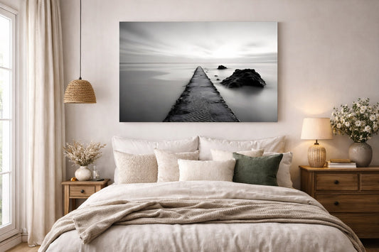 Photo artistique Chemin vers l'Horizon accrochée dans un salon zen, décoration murale en noir et blanc, ambiance apaisante et contemplative.