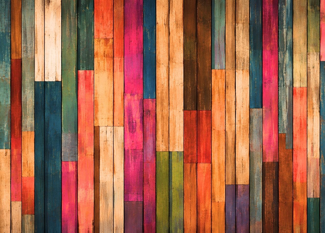 Tableau abstrait horizontal composé de lames verticales colorées à l’aspect bois patiné
