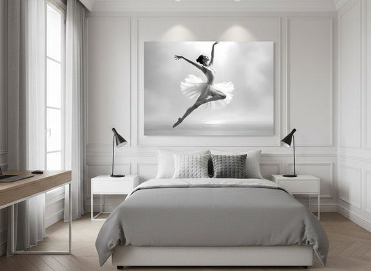 Tableau danseuse noir et blanc accroché dans salon élégant ambiance artistique contemporaine
