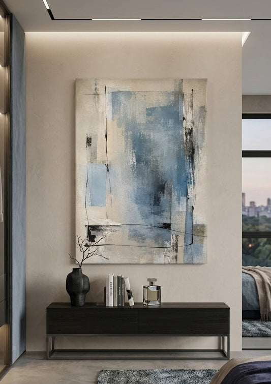 Décoration murale bleu et beige au style abstrait contemporain, avec effets de matière et nuances douces pour un intérieur épuré.
