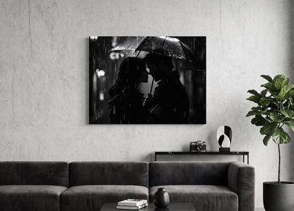 Décoration murale noir et blanc avec silhouettes de couple sous la pluie et lumière urbaine

