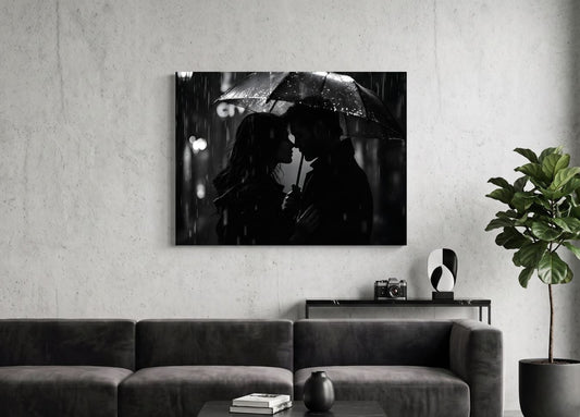 Décoration murale noir et blanc avec silhouettes de couple sous la pluie et lumière urbaine
