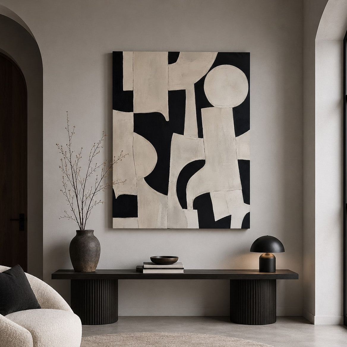 Décoration minimaliste noir et beige aux formes abstraites texturées, idéale pour un salon moderne aux matières et couleurs naturelles.
