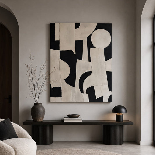 Décoration minimaliste noir et beige aux formes abstraites texturées, idéale pour un salon moderne aux matières et couleurs naturelles.
