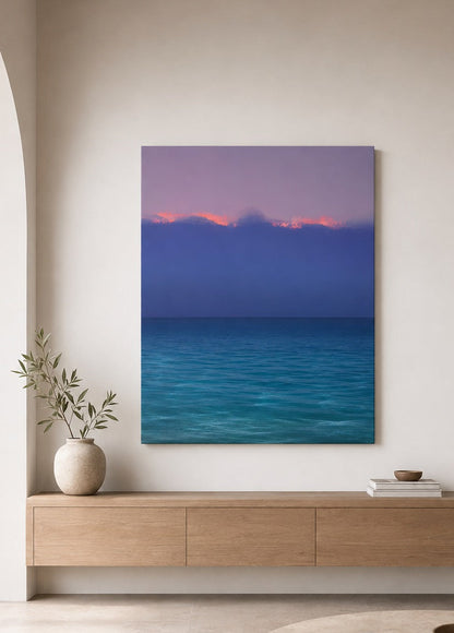 Œuvre murale marine aux tonalités bleues et mauves montrant les mouvements délicats de l'océan sous un ciel crépusculaire épuré, idéale pour apporter profondeur, sérénité et sensation d'évasion à un intérieur moderne.
