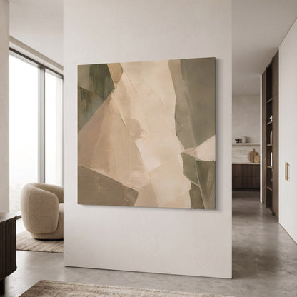 Tableau abstrait Strates présenté dans un intérieur aux matières naturelles
