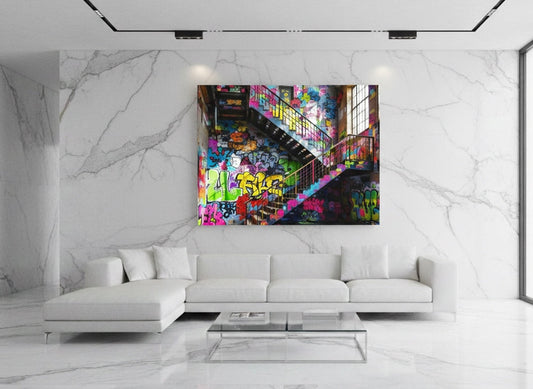 Tableau street art escalier graffiti accroché dans salon loft industriel, décoration murale urbaine dynamique
