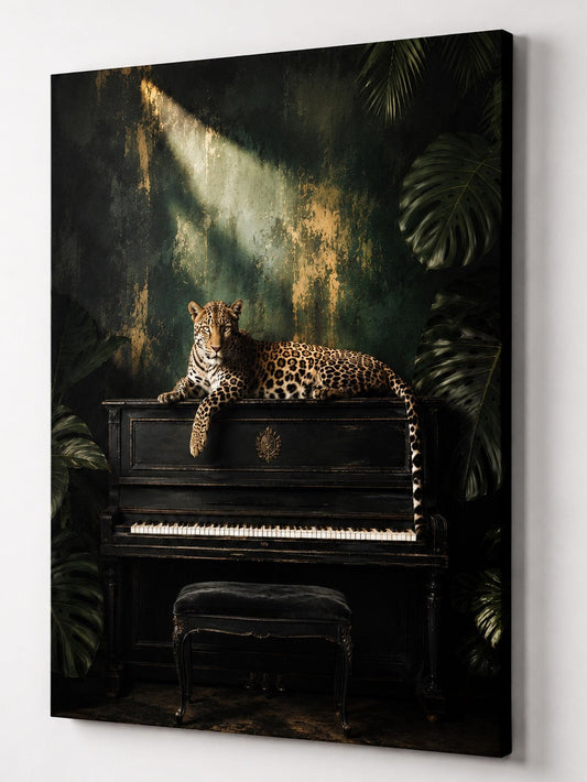 Tableau animal représentant un félin sauvage allongé sur un piano ancien entouré de grandes feuilles tropicales dans une ambiance sombre
