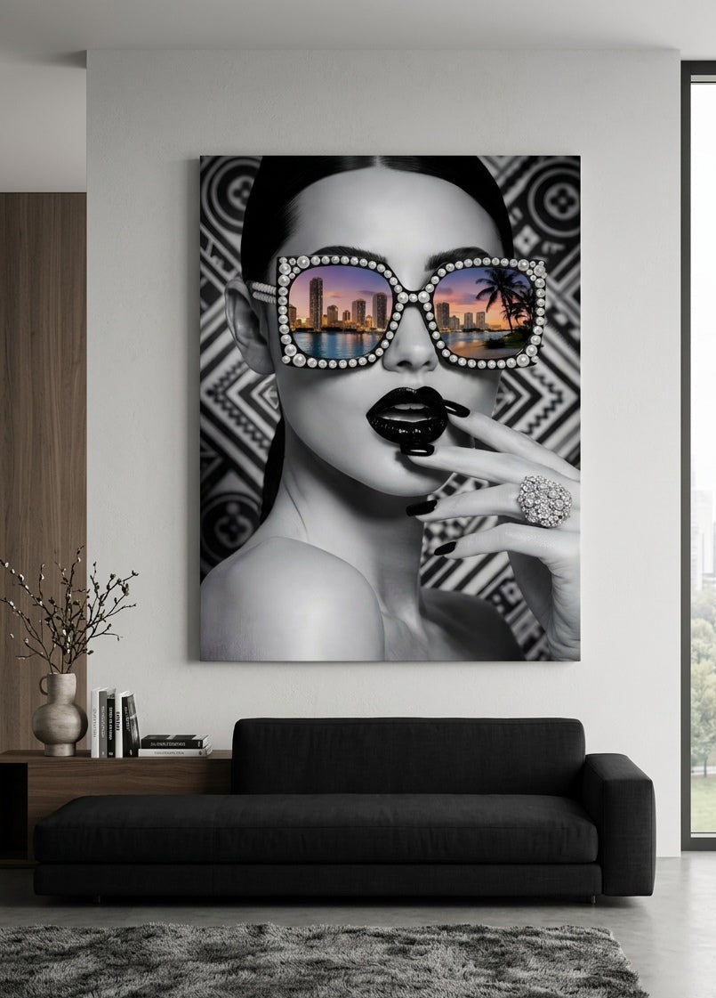 Tableau femme lunettes Miami accroché dans salon moderne décoration murale design
