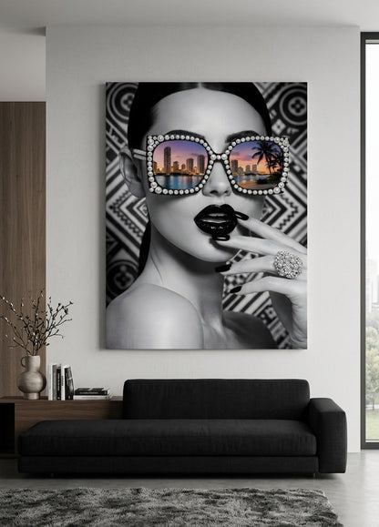 Tableau femme lunettes Miami accroché dans salon moderne décoration murale design
