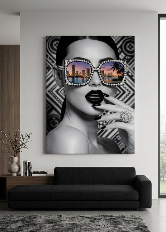 Tableau femme lunettes Miami accroché dans salon moderne décoration murale design
