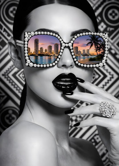 Tableau portrait femme noir blanc lunettes perles reflet skyline Miami coucher soleil

