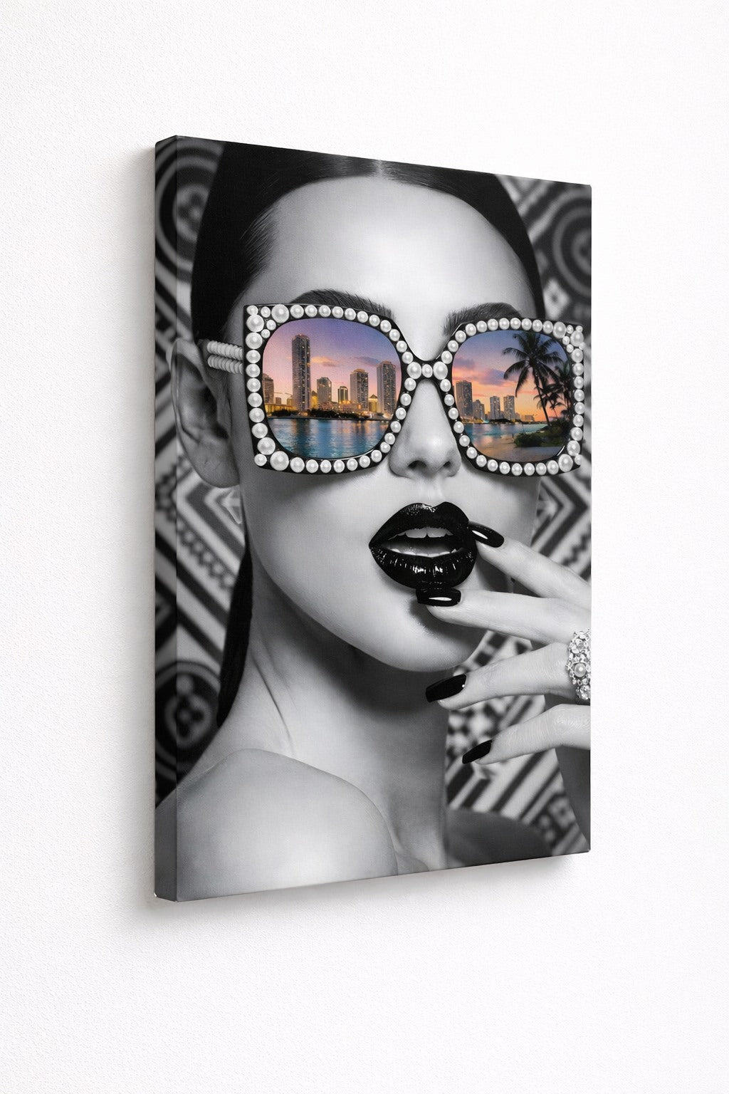 Vue de profil toile portrait femme lunettes glamour sur châssis impression artistique
