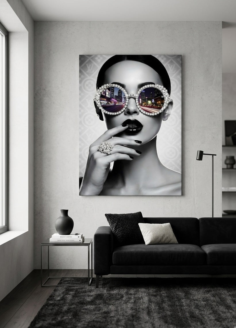 Tableau femme lunettes perles accroché dans salon moderne décoration murale design
