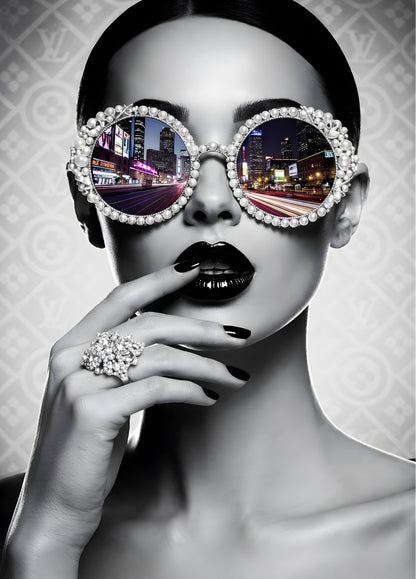 Tableau portrait femme lunettes perles avec reflet ville nocturne et gratte-ciel lumineux

