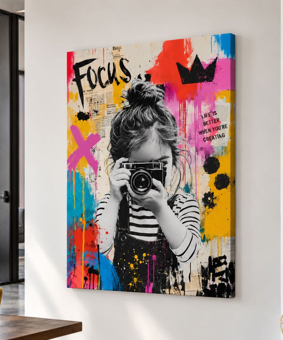 Tableau femme photographe dans une décoration contemporaine colorée

