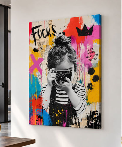 Tableau femme photographe dans une décoration contemporaine colorée
