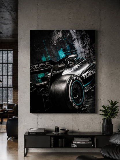 Tableau automobile inspiré de la Mercedes-AMG Petronas F1, avec carrosserie sombre, pneumatique arrière et accents turquoise
