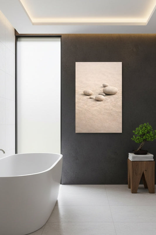 Tableau galets zen accroché dans salon épuré ambiance naturelle et apaisante décoration murale minimaliste
